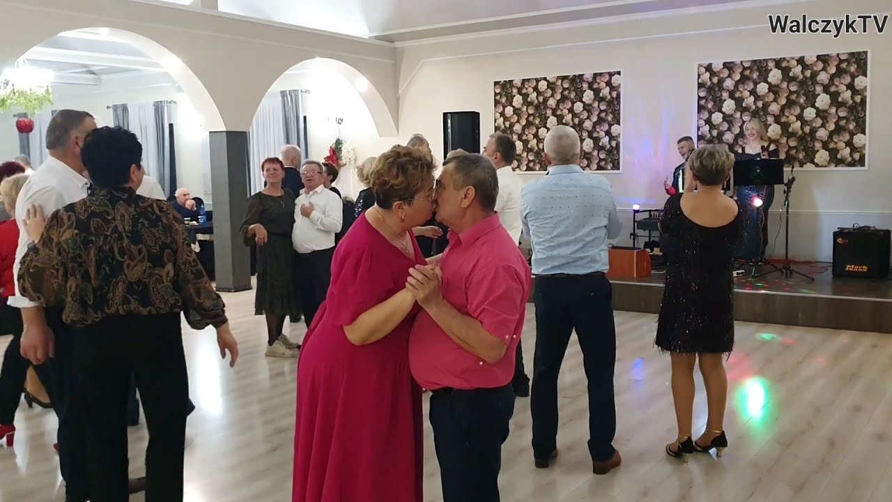 PEWNEGO RANKA MIAŁAM KOCHANKA który całował usteczka me pośpiewała Dorotka patrząc w oczy męża 