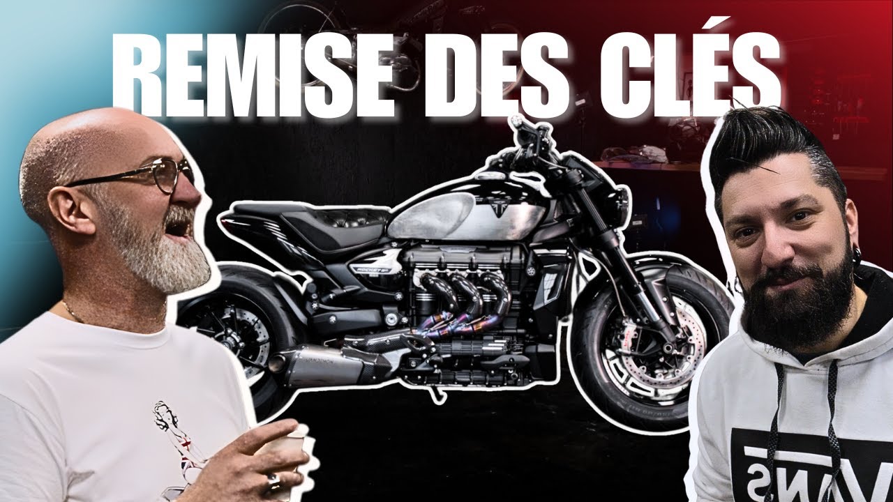On lui remet les clés de la Triumph Rocket 3 qu'il a gagné!