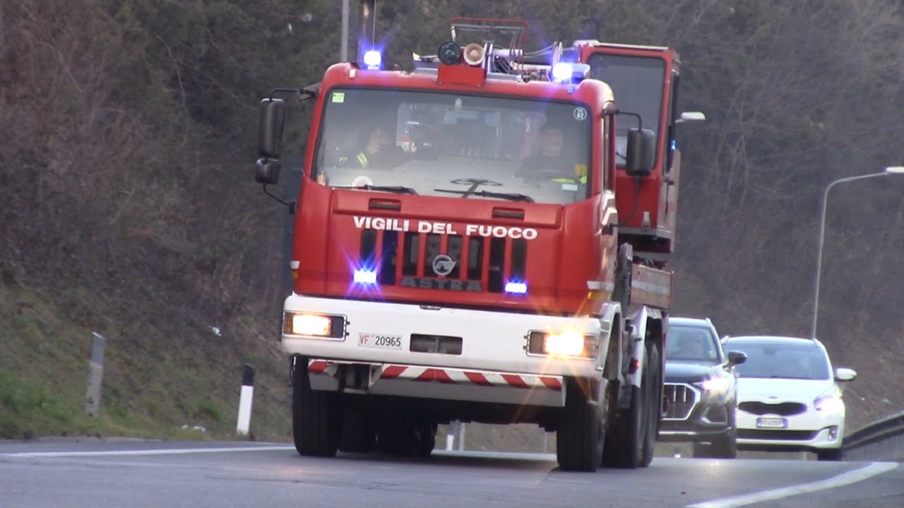 CAMION IN BILICO ARRIVO AUTOGRU' VVF VARESE + POLIZIA STRADALE IN SIRENA + RECUPERO (Somma Lombardo)