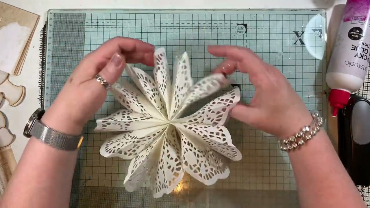 Quick project : Paper Doily Snowflake Decoration