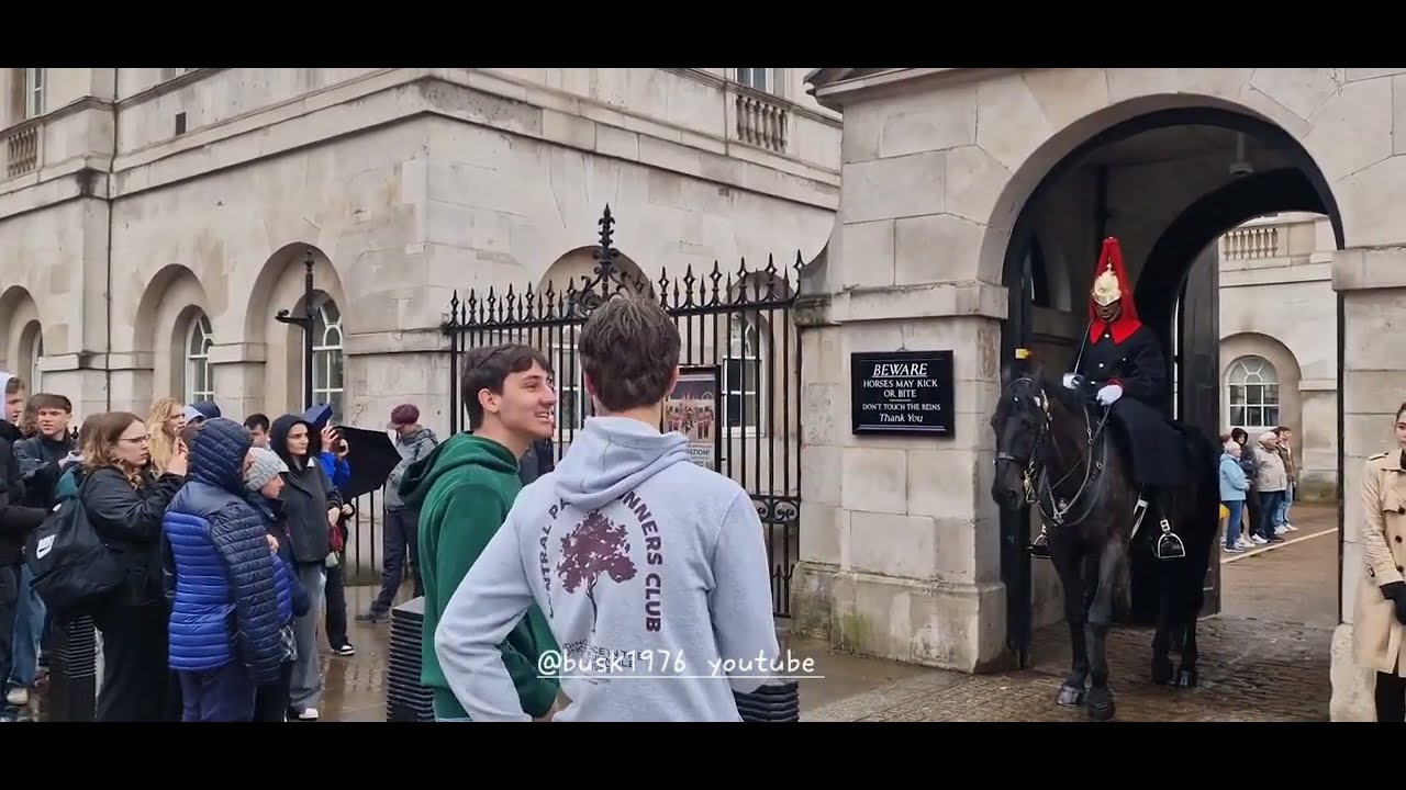 King's guard charges his horse at two piss taking tourist's #thekingsguard