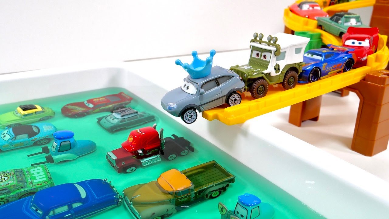 トミカシステムの坂を走るカーズのミニカーが緑の水にダイブしていく。Disney Pixar Cars minicar falling the water♪