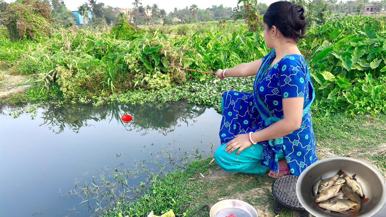 Amazing Hook Fishing Video🎣🎣 || Beautiful Lady fishing in the village canal using hook #fishing