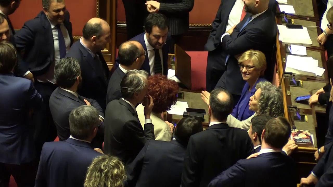 Senato, Renzi e Salvini scherzano in aula ma senza stringersi la mano