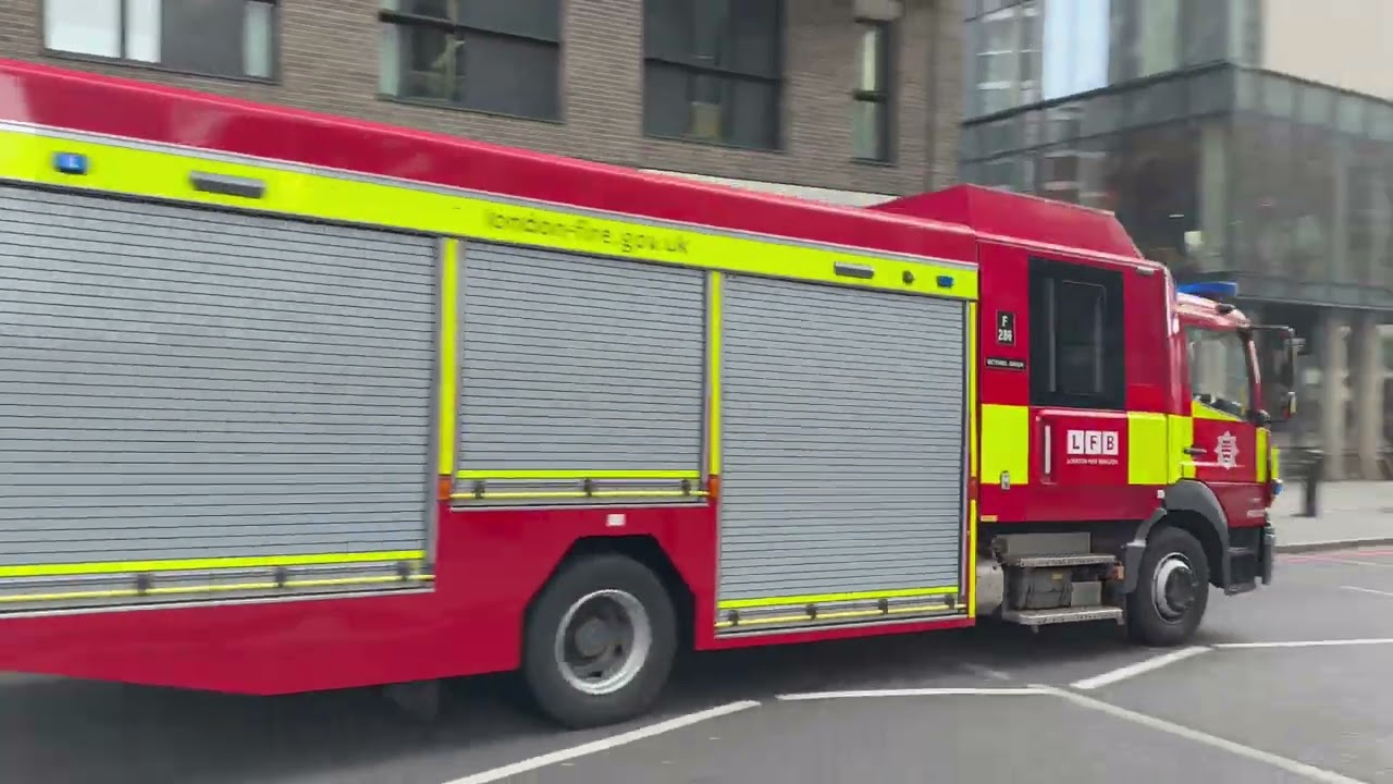 Emergency services responding in London - Służby ratunkowe alarmowo w Londynie