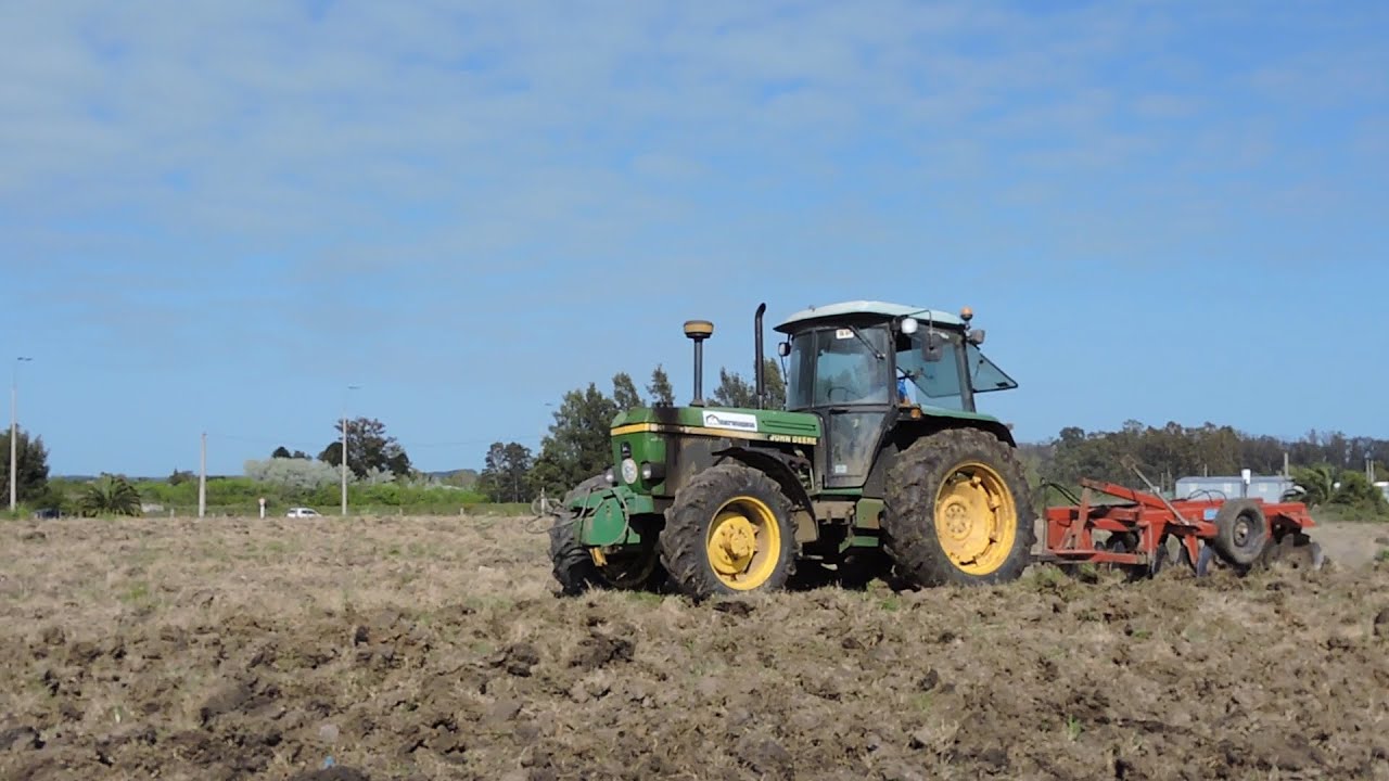 John Deere 3350 preparando el campo para la siembra