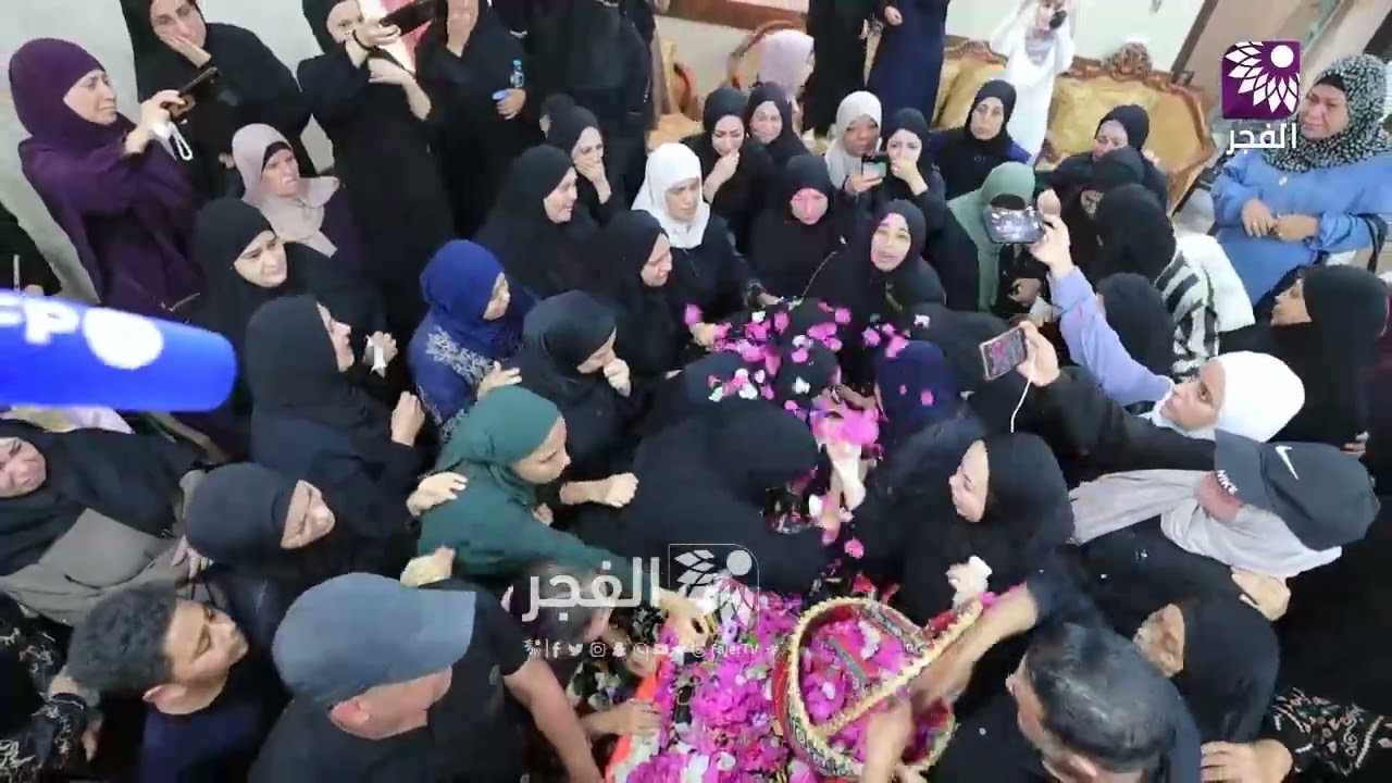 بالزغاريد .عائلة الشهيد عدنان الجابر تستقبل جثمان نجلها الذي ارتقى بقصف الاحتلال على نور شمس بطولكرم