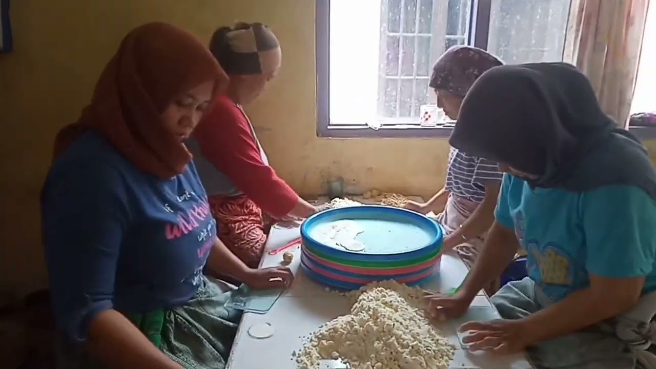 Sekilas pembuatan makan tradisional Ketempling