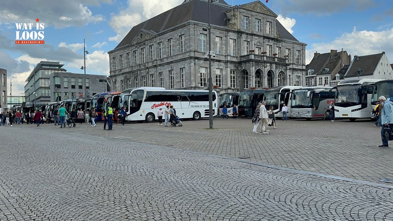 CONCERTBEZOEKERS ANDRÉ RIEU ARRIVEREN OP DE MARKT