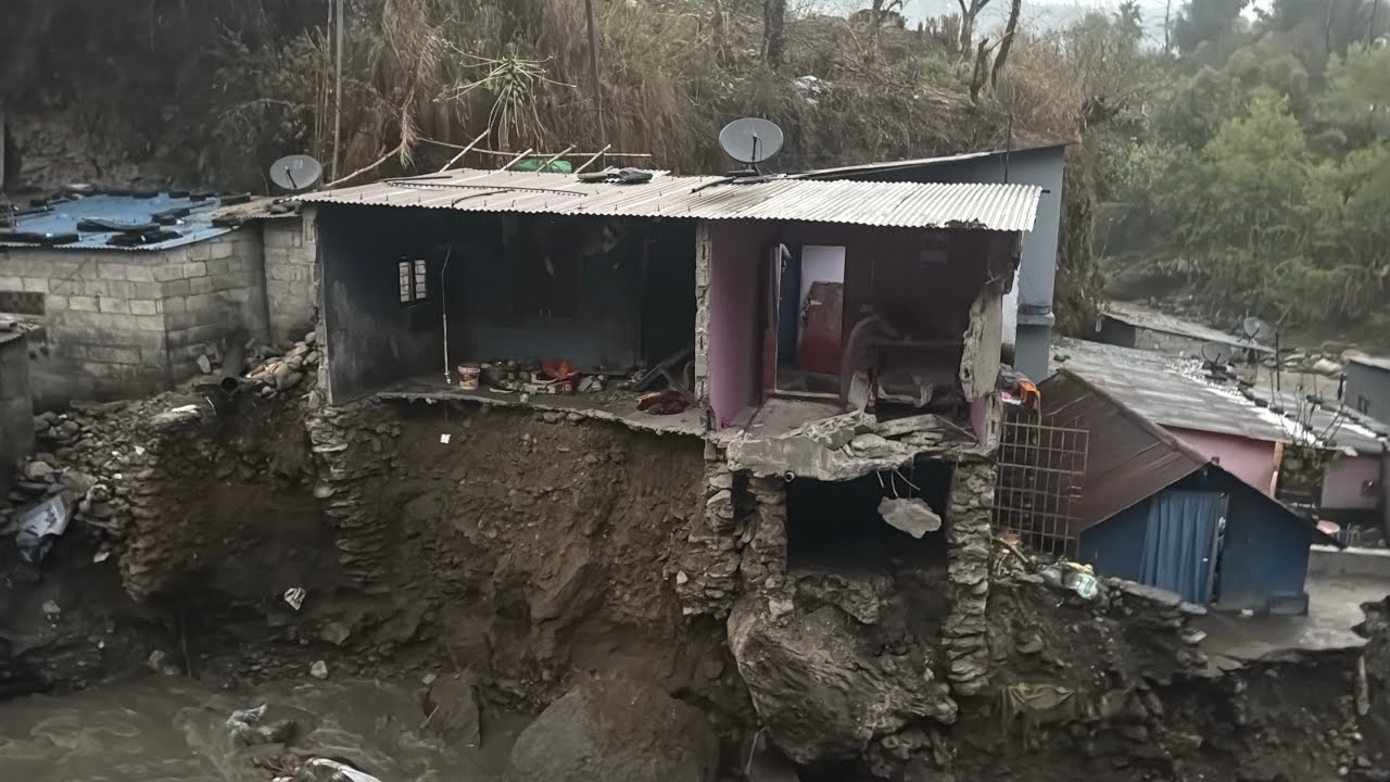 पोखरामा आज परेको पानीले घरनै बगायो ,  पोखरा १४ घट्ट खोला बस्तीनै जोखिममा 