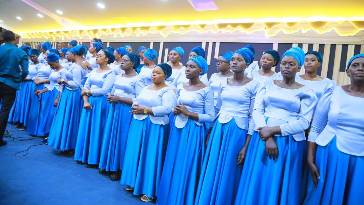 Chorale ABACUNGUWE ADEPR GASAVE: NTAMVURA  IDAHITA  NA HAMANI YARAPFUYE👍
