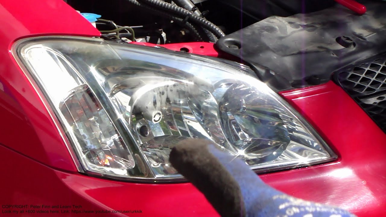 How to replace headlamp bulb RIGHT side Toyota Corolla. Years 2001 to 2007.
