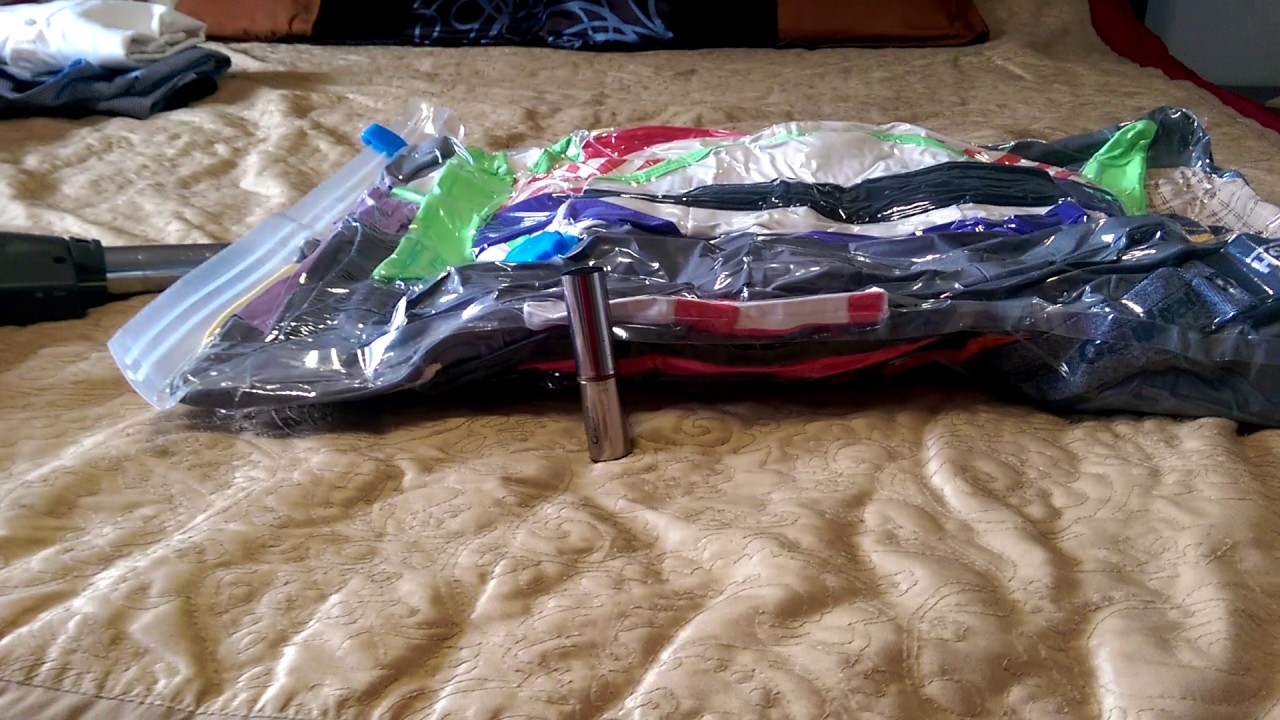 Empacando ropa en bolsas al vacio.
