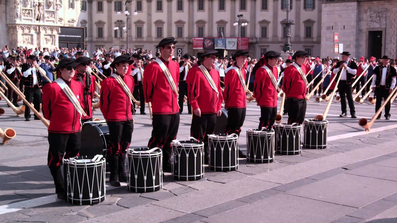 Record-Breaking: 420 Alphorns in Milan's Piazza Duomo