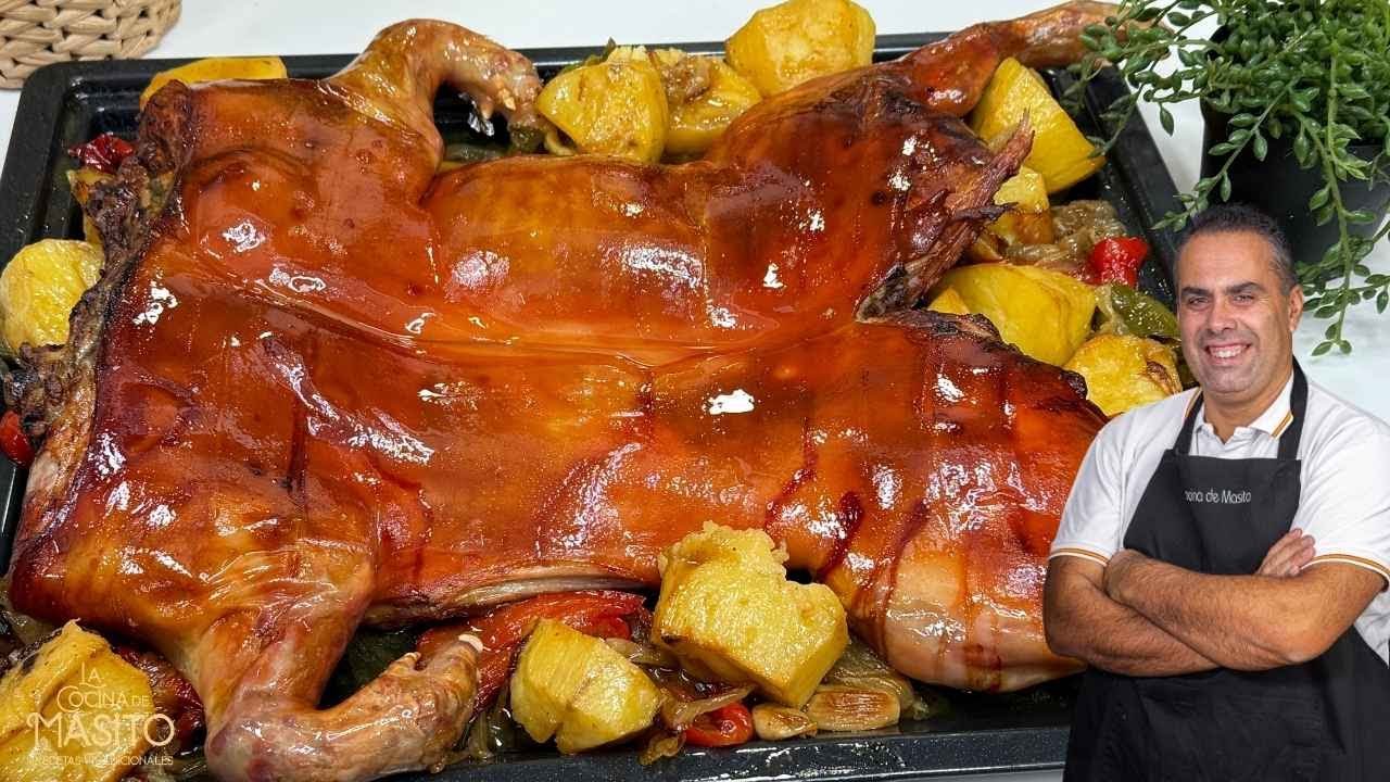 COCHINILLO ASADO AL HORNO CON PATATAS PANADERAS