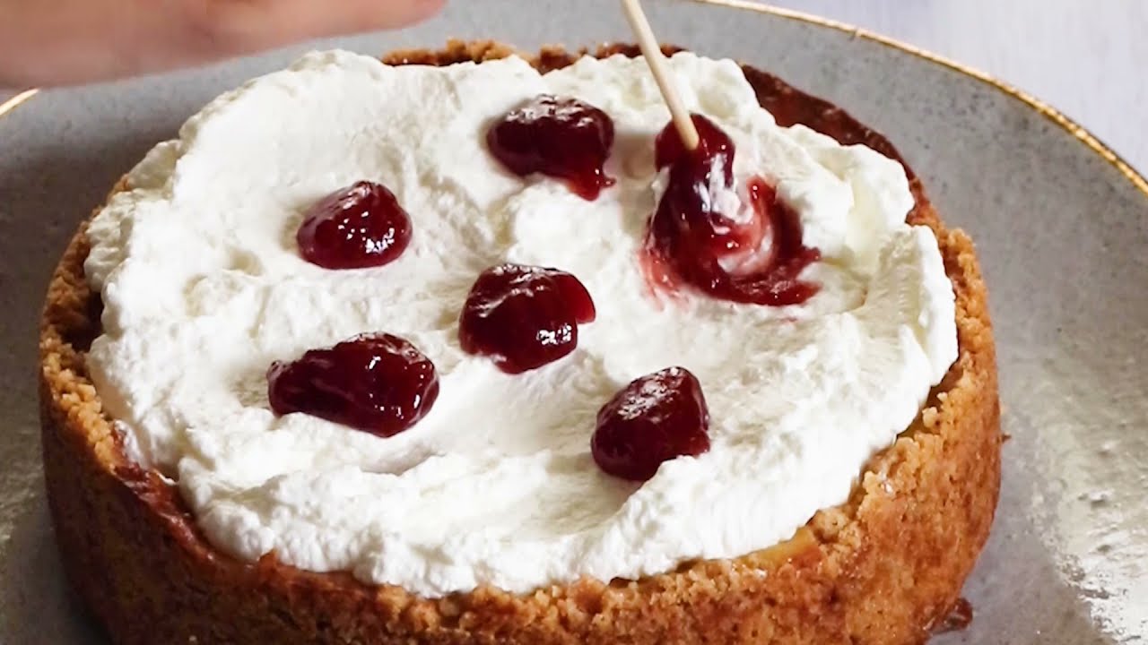 Cheesecake alla ricotta con panna e fragole