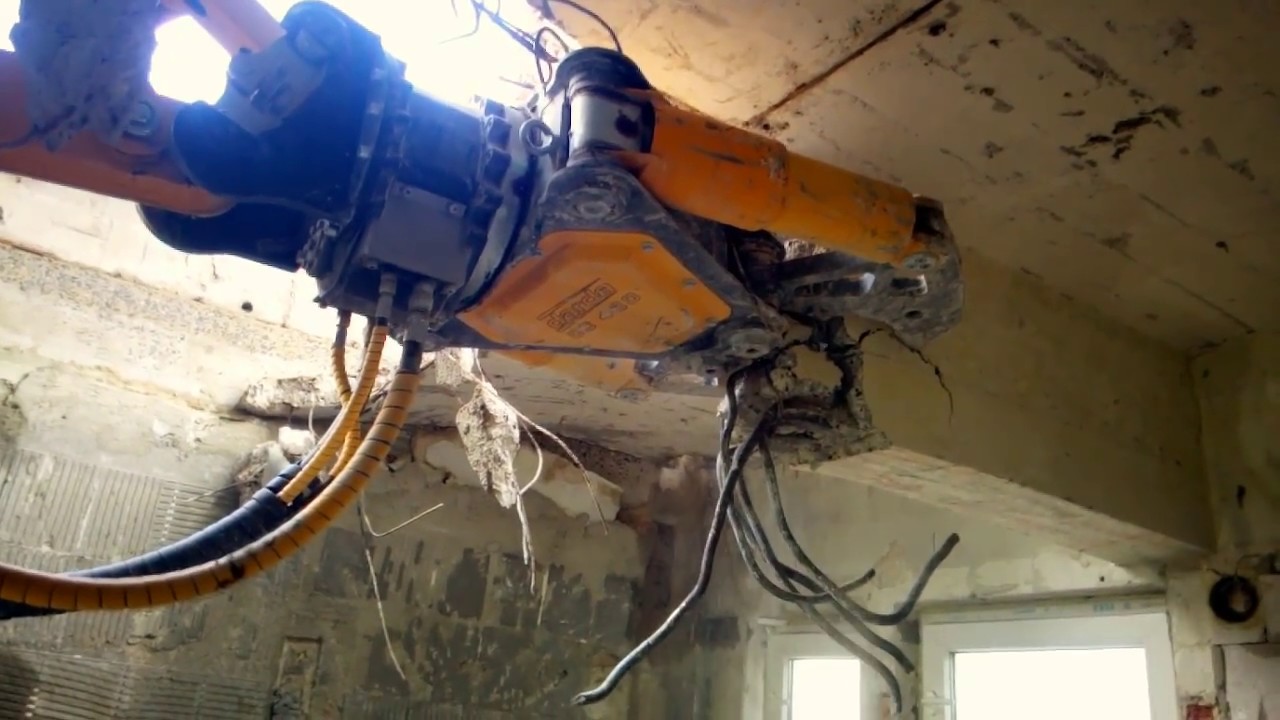 BETONŘ&Iacute;Z - demoličn&iacute; robot BROKK 160 - stř&iacute;h&aacute;n&iacute; železobetonu