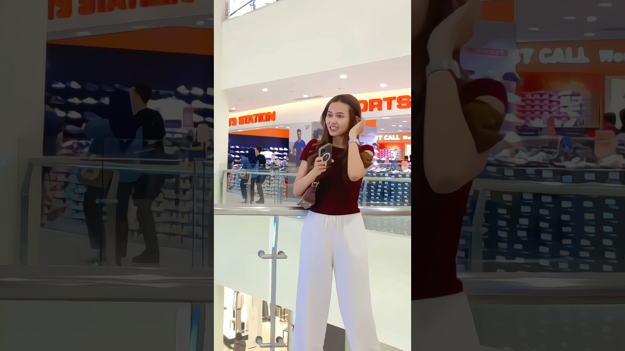 Prank stealing wallet makes beautiful girl panic