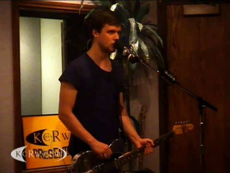 WHITE LIES-STREETLIGHTS (LIVE SESSION KCRW + LYRIC)