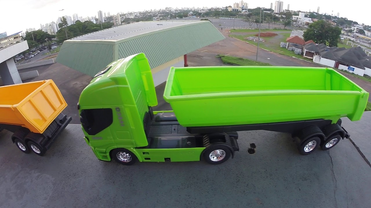 Brinquedos para Crianças / Nova Carreta Baú fazendo sua Viagem na Rodovia