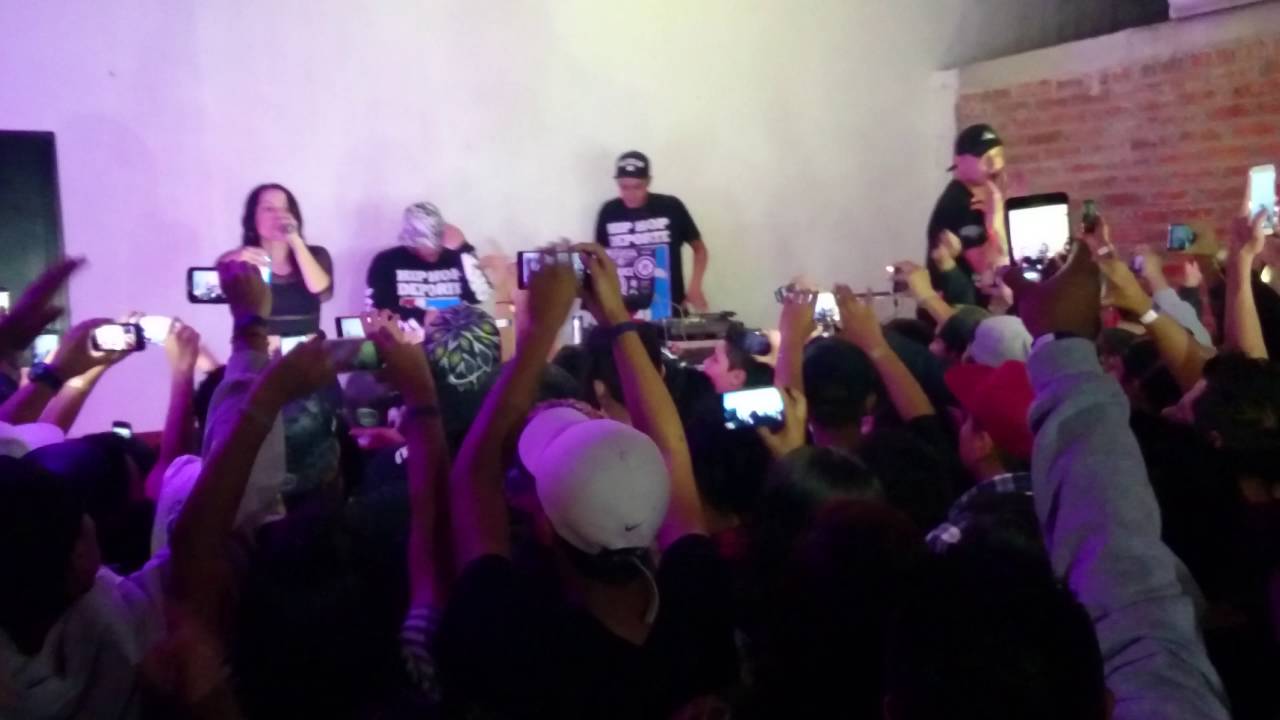 Alem&aacute;n ft hispana HACIA ARRIBA