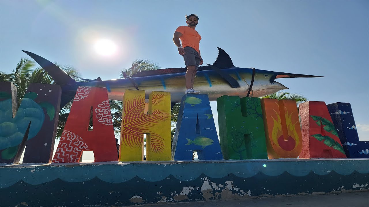 Malecón de Mahahual de noche! Lleno de colores y muy seguro de caminar. by VidaMiamiTv