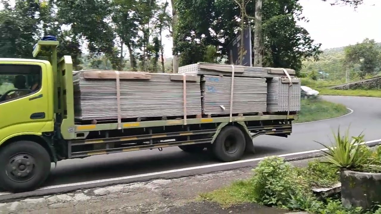Hunting siang Truck Box vs truck pasir ngebut ditikungan tajam lahor karangkates 