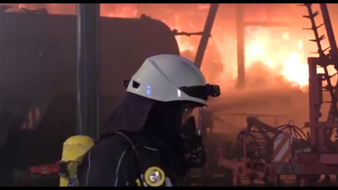 Feuer in Meyn bei Flensburg: Lagerhalle mit Stroh und Landmaschinen brennt