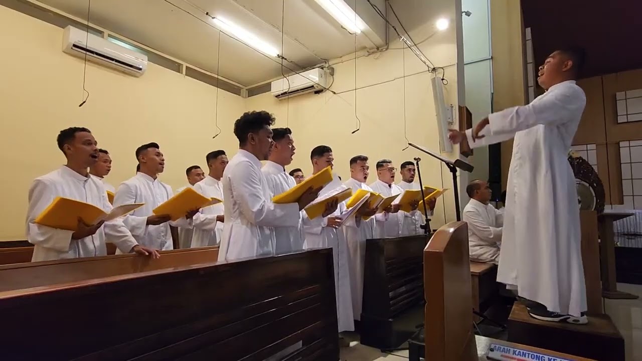VOKAL MERDU FRATER SVD 'PUJI TUHAN ALLELUIA', SEMANGAT