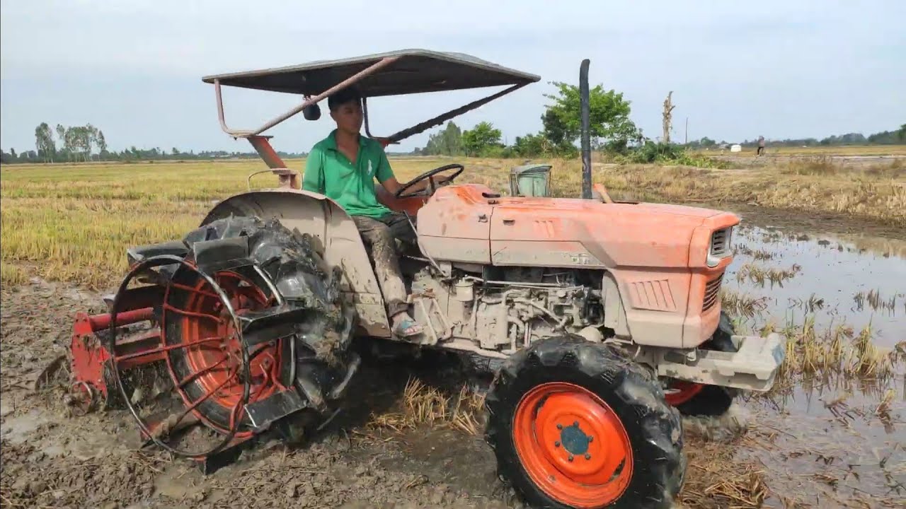 máy cày Kubota 3001 DT đan chạy bánh bơi xới đất
