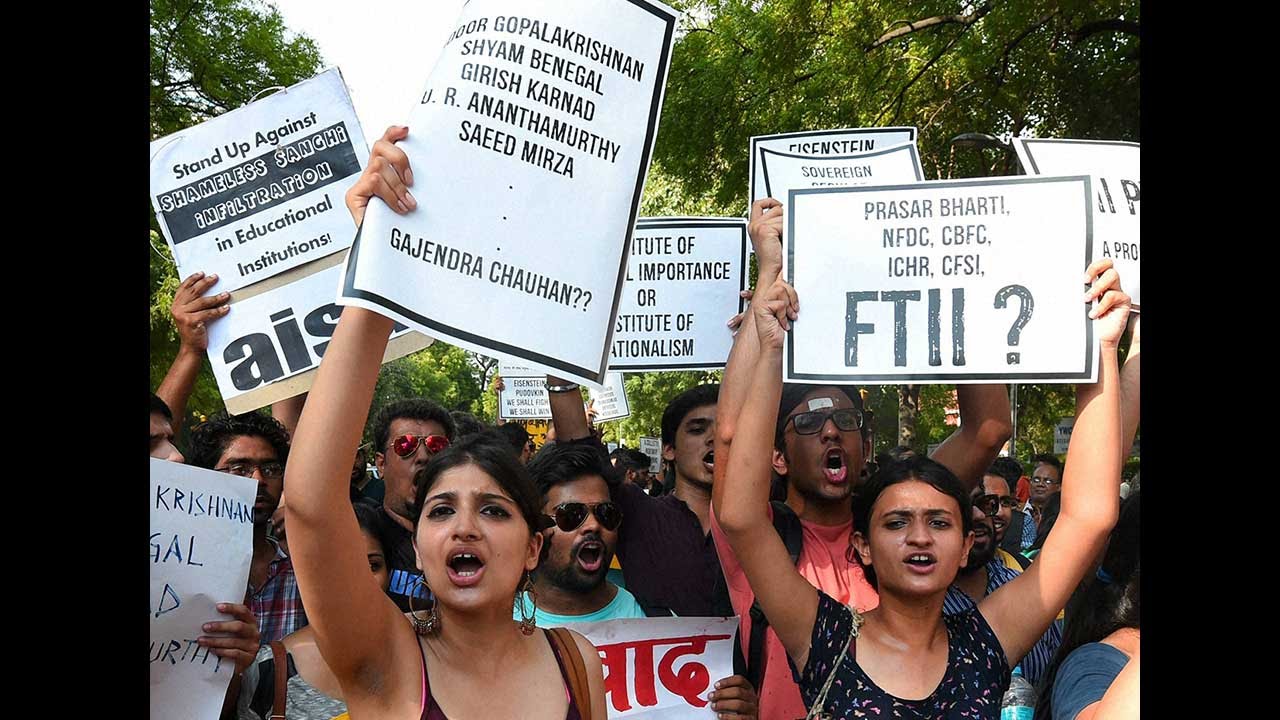 FTII students begin hunger strike, demands removal of Gajendra as chairman