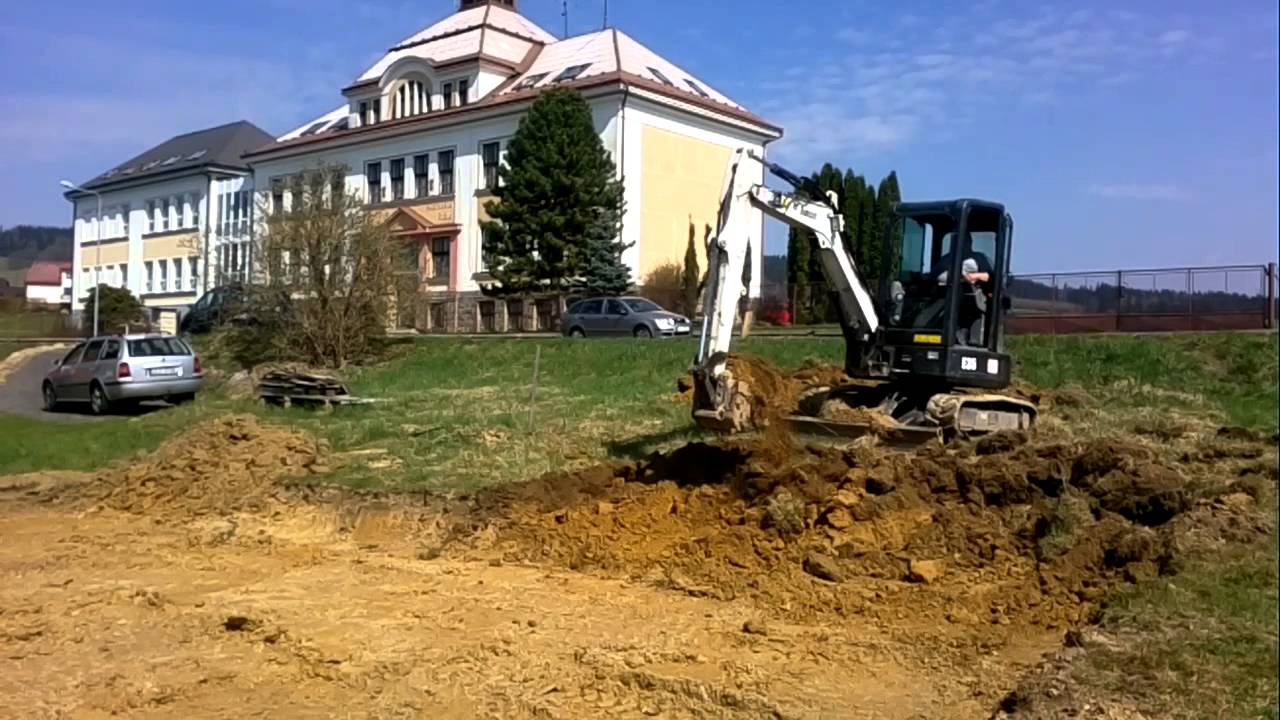 skrývka + základy pro barák bobcat
