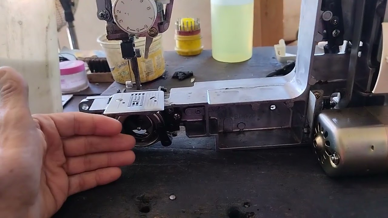Máquina brother VX-1120. Deja flojo el hilo abajo. Está pegada. 1.
