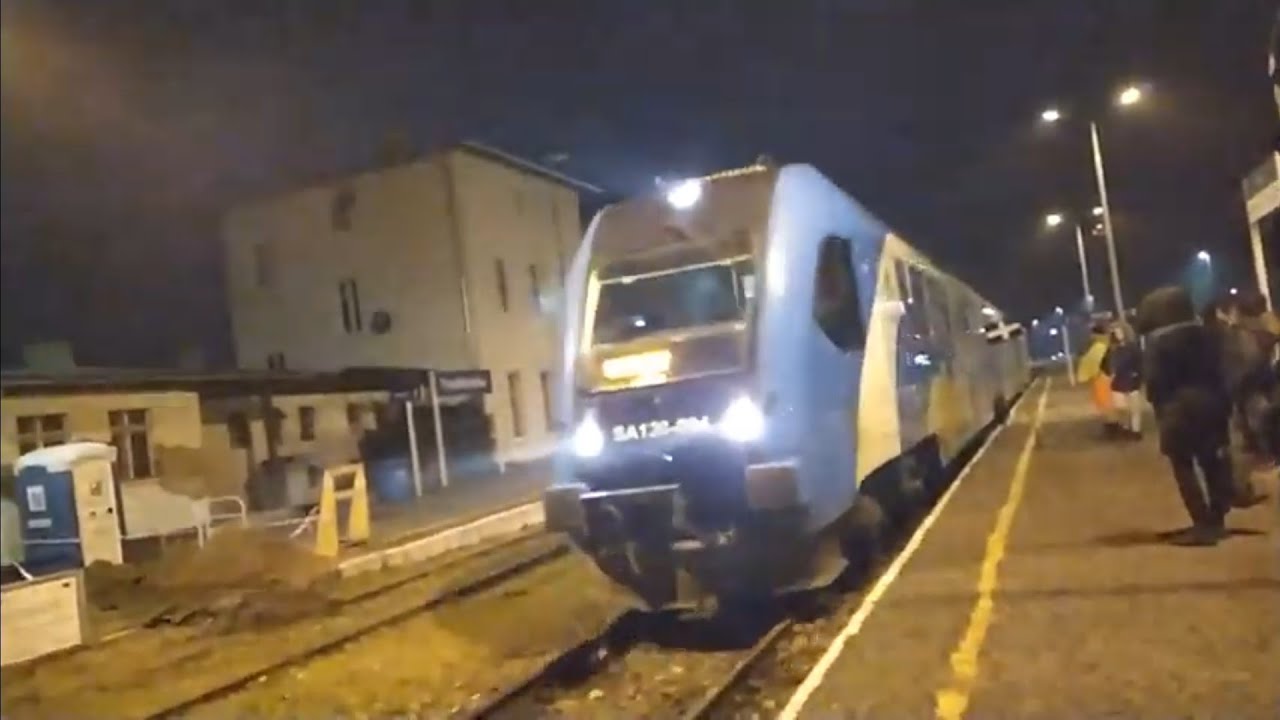 TRZEBIATÓW - Dworzec PKP - pociąg regionalny SA-004  relacji Kołobrzeg - Szczecin : 13.12.2019/6:55