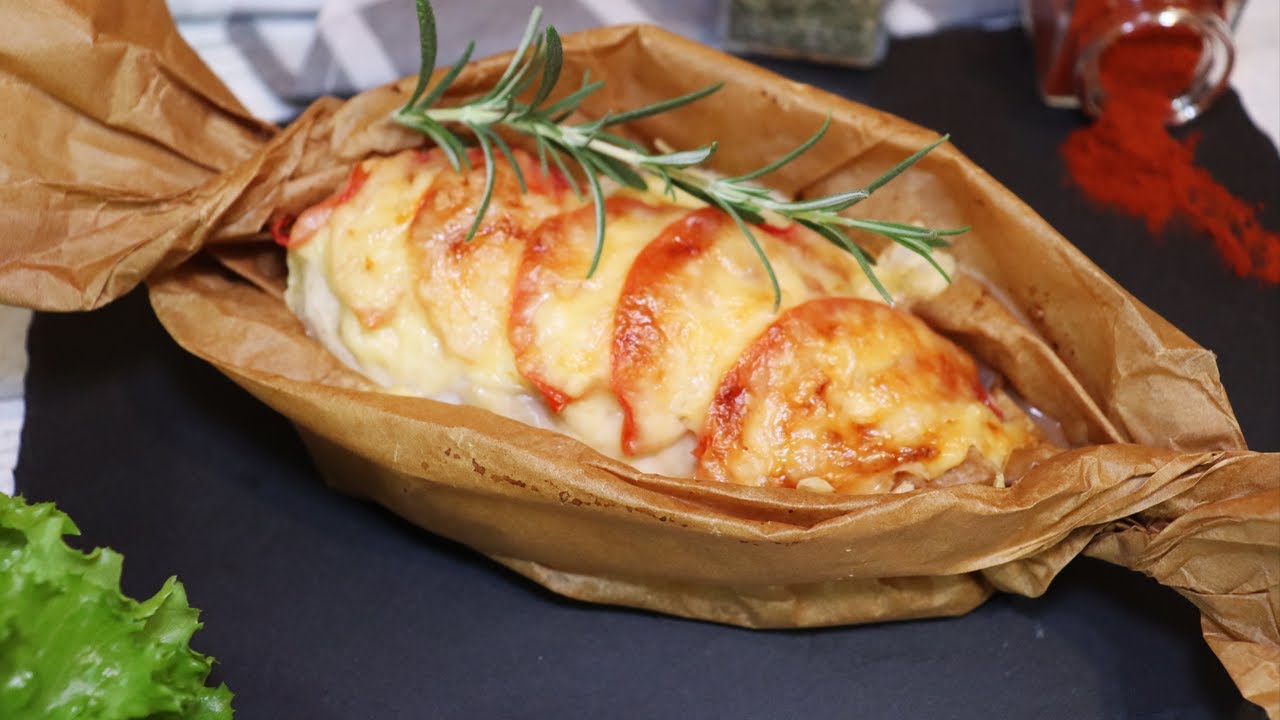 Нежное и сочное филе: как запечь куриную грудку в пергаментной бумаге