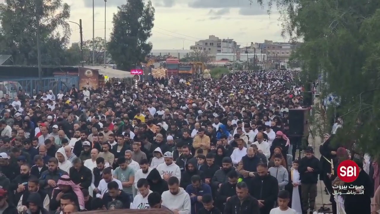 مشهد مهيب.. أكبر تجمع لأداء صلاة العيد يقام سنويا في شوارع طرابلس