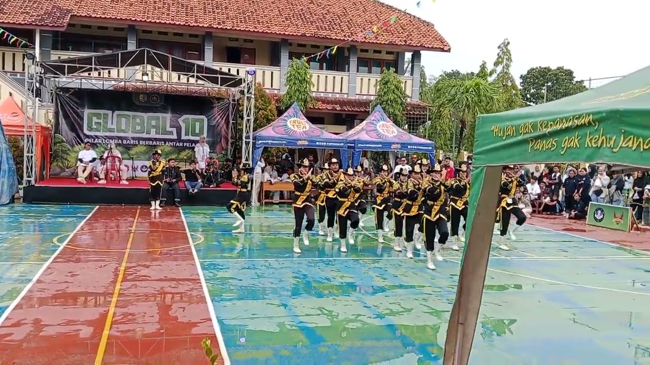 Penampilan variasi formasi PASUKAN SMPN 1 PUSAKANAGARA DI GLOBAL 10 SMAN 1 ANJATAN