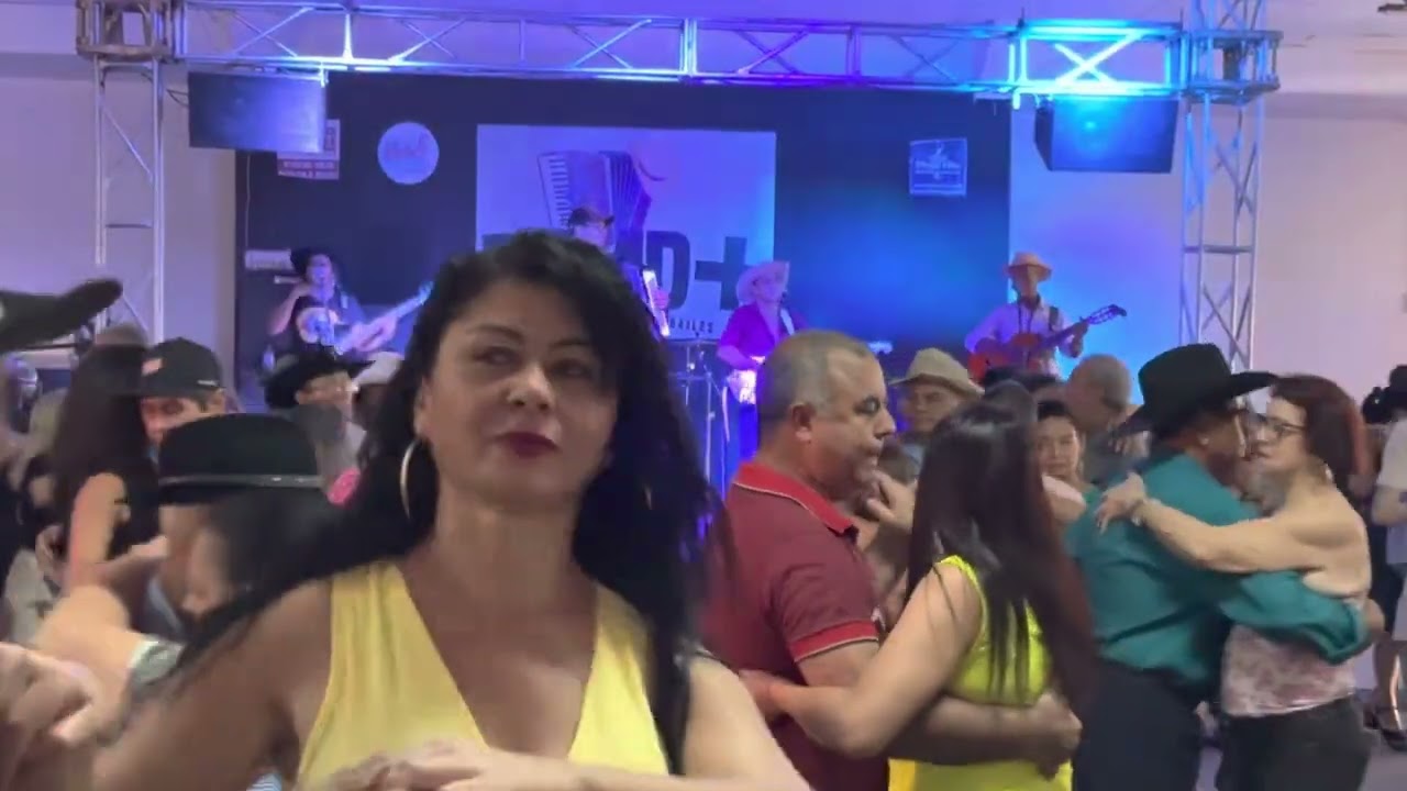 Grupo Fama animando o bailão do Bomd+