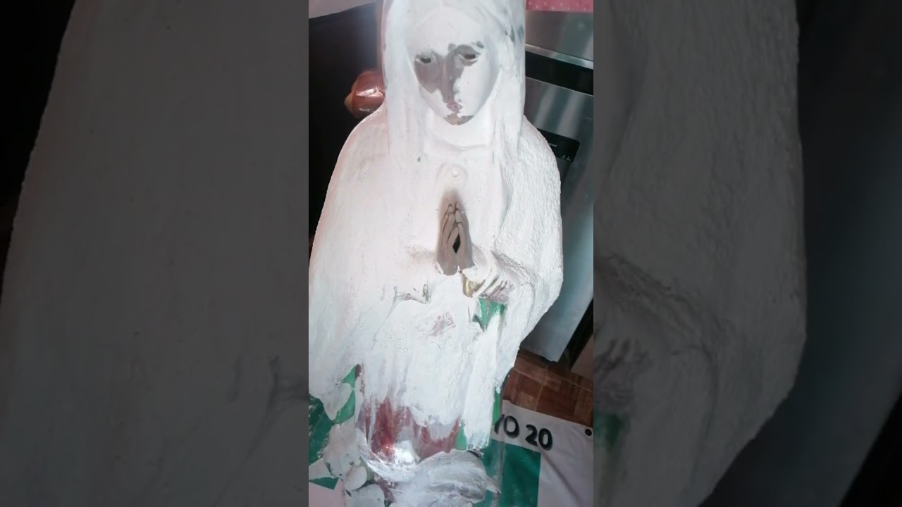 aprendiendo a restaurar una imagen de yeso de  la virgen de Guadalupe