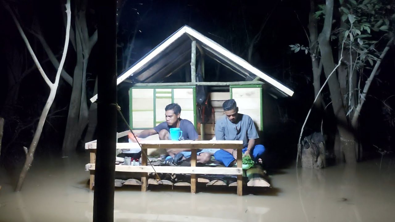 Camping hujan deras || Membangun Rumah apung di hutan rawa