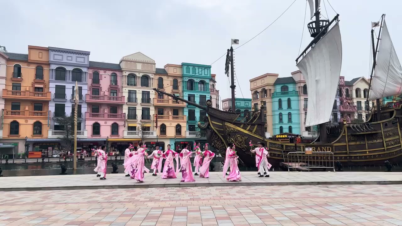 Múa Hồn sen Việt - Vinwonders Hà Nội