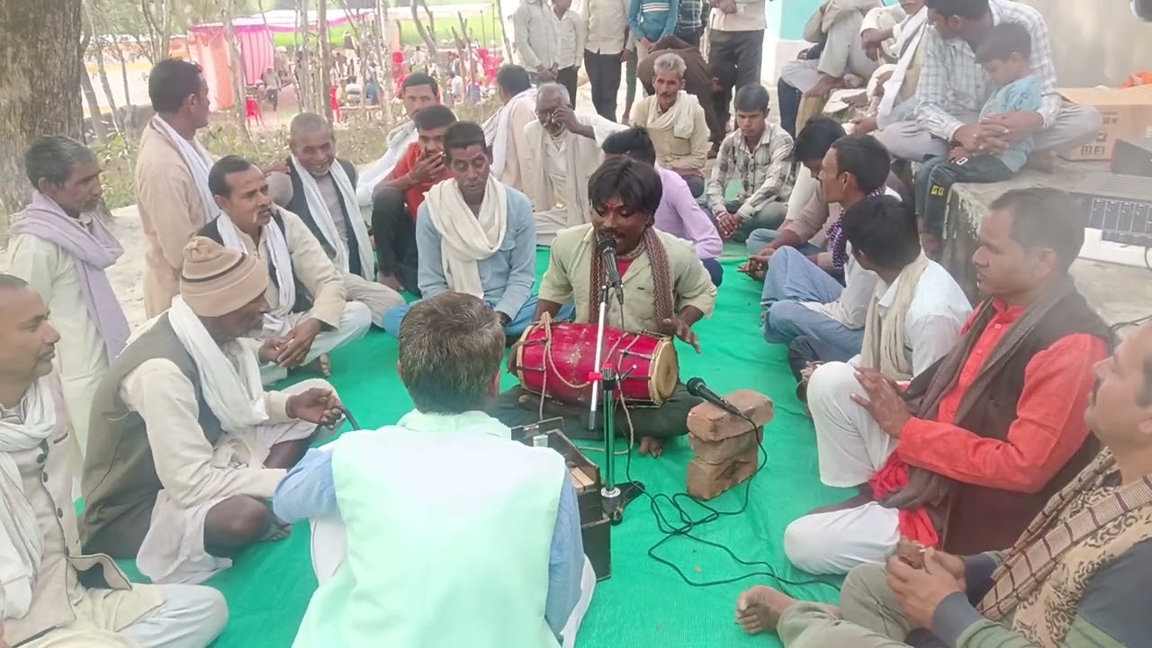 गायक सुरेन्द्र सिंह विश्वकर्मा जा दुनिया काऊ से चलें ना। उन के बिना पत्ता हिलेना ना सुनें आप लोग।।