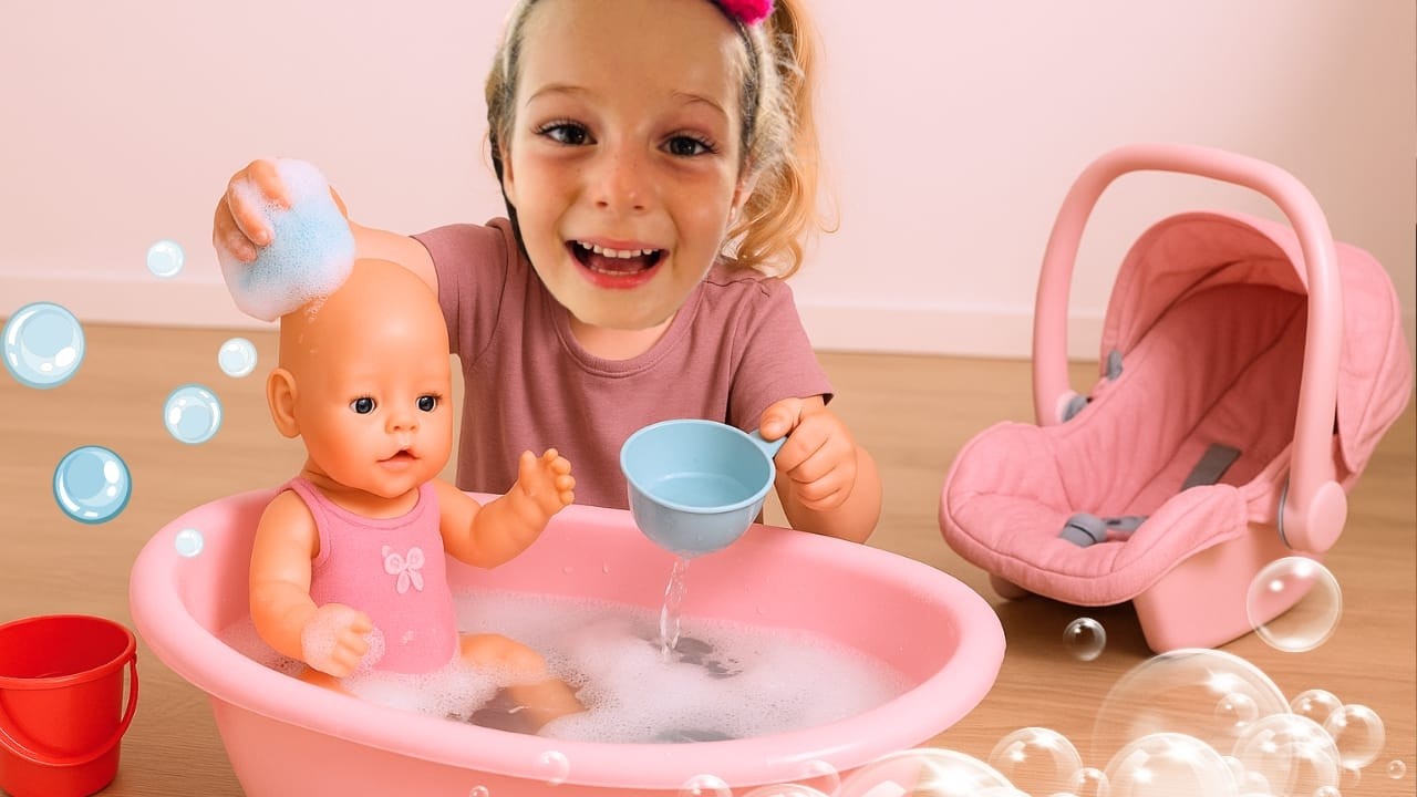 МАЛЫШ ОСТРОВА: ПЕРВОЕ КУПАНИЕ ЭММЫ! ИГРЫ С КУКОЛКОЙ В ВАННЕ! Куклы Baby Born