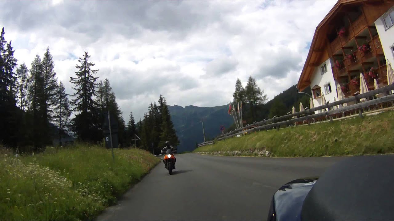 KTM 990 SMT and Suzuki GSX-R 1000 K8 Passo Pordoi