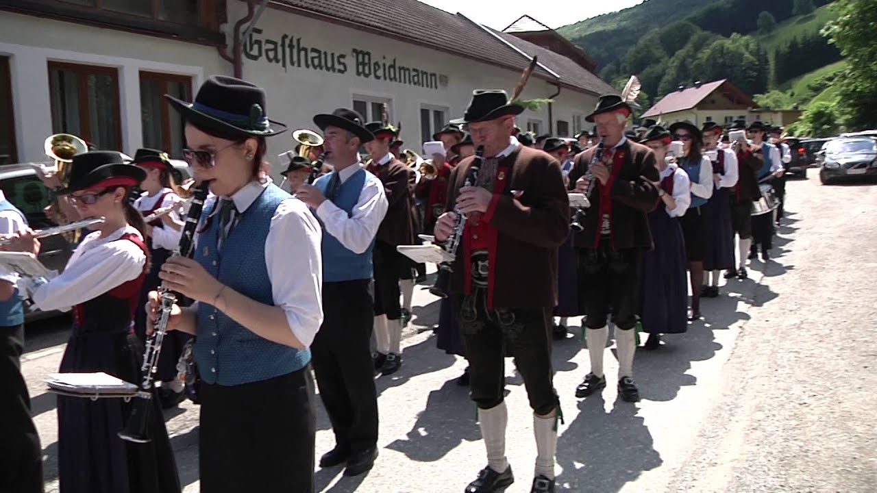 31. Mai 2015 - MV Dambach/MK Gaimberg auf dem Weg zum Frühschoppen