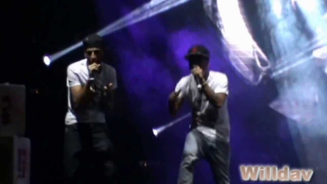 Willy Denzey sur la scene de Mona FM à Armentières