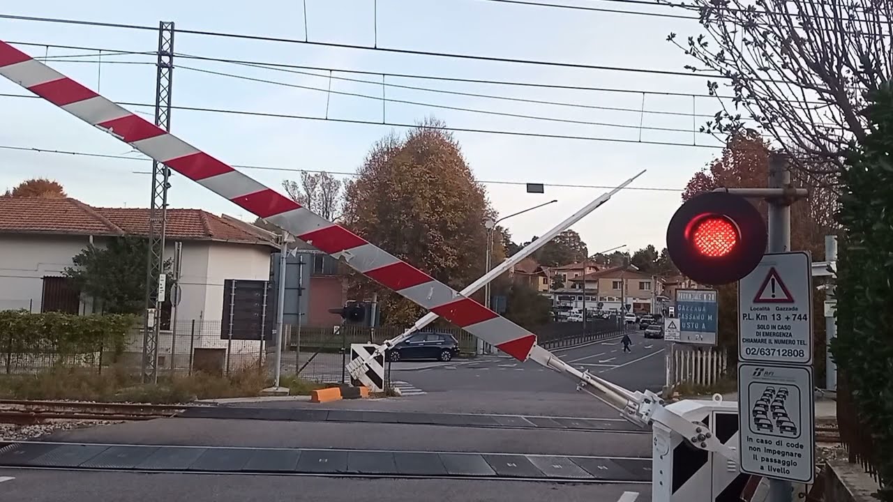 12/11/25 Passaggio a livello-level crossing Italia-Italy (Gazzada Schianno)