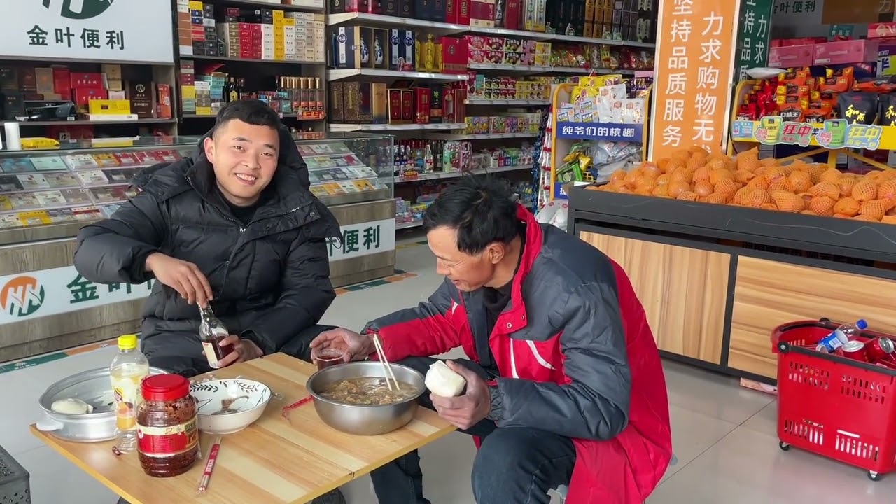 酒鬼老爸一顿不喝都难受，中午儿子给喝黄酒，他缺嫌弃酒精度太低 #我的乡村生活 #日常vlog #超市日常 #老丈人和女婿