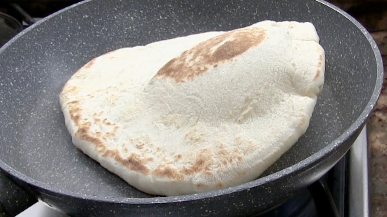 Pan turco cocinado en el sartén, que está volviendo loco al mundo.