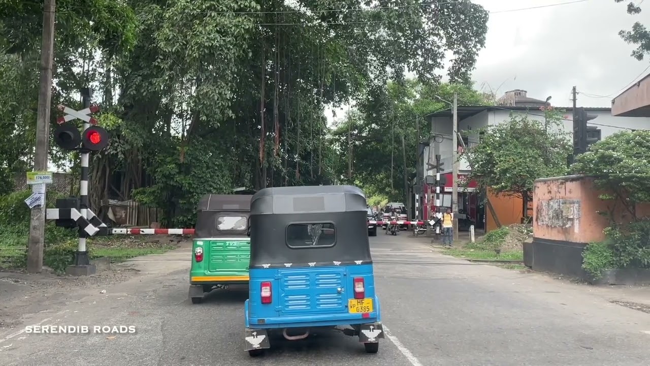🇱🇰Train Crossing at Railway Crossing and Station at Narahenpita #travel #roadtrip #trainvideo #train